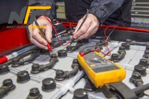 Cách sạc bình điện xe nâng duy trì tuổi thọ bình bạn phải biết