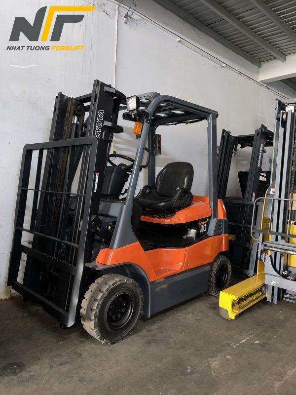 xe-nang-dien-ngoi-lai-2-tan-toyota-7fb20-3m-2010-4-min