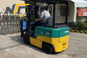 Xe nâng điện ngồi lái là gì? Ứng dụng của nó trong đời sống