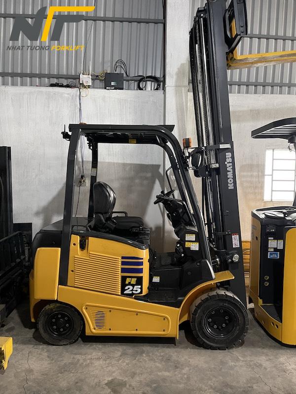 xe nâng điện komatsu ngồi lái FE25-1