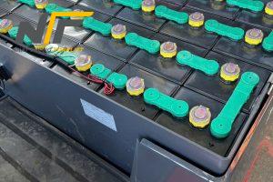 Những Lỗi Thường Gặp Khi Tự Mua Bình Điện Cũ – Và Tại Sao Nên Chọn Thuê Bình Điện Xe Nâng?