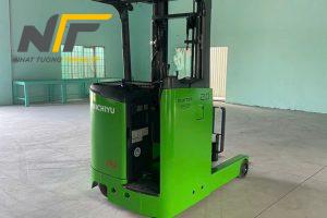 Khi Nào Nên Thay Thế Xe Nâng Dầu Bằng Xe Nâng Điện Đứng Lái?