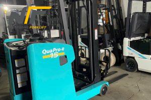 Cách Chọn Xe Nâng Điện Đứng Lái Phù Hợp Với Lối Đi Hẹp Trong Kho Logistics