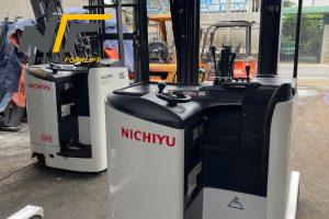 Hướng dẫn vận hành xe nâng điện đứng lái an toàn trong kho xưởng