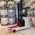 Hiệu quả vận hành của xe nâng điện đứng lái và ngồi lái trong nhà máy