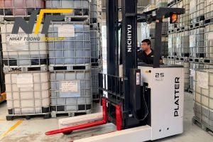 Hiệu quả vận hành của xe nâng điện đứng lái và ngồi lái trong nhà máy
