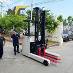 Xe nâng điện đứng lái có dễ sử dụng cho người mới không?