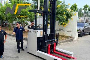 Xe nâng điện đứng lái có dễ sử dụng cho người mới không?