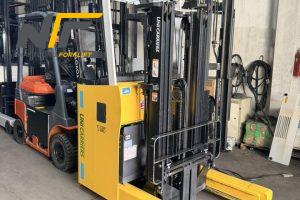 Xe nâng điện đứng lái có phù hợp với kho thương mại điện tử?