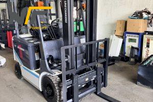 Xe nâng điện ngồi lái có phù hợp làm việc ngoài trời không?