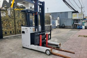 Khi nào doanh nghiệp nên bố trí xe nâng điện đứng lái theo từng khu vực kho?