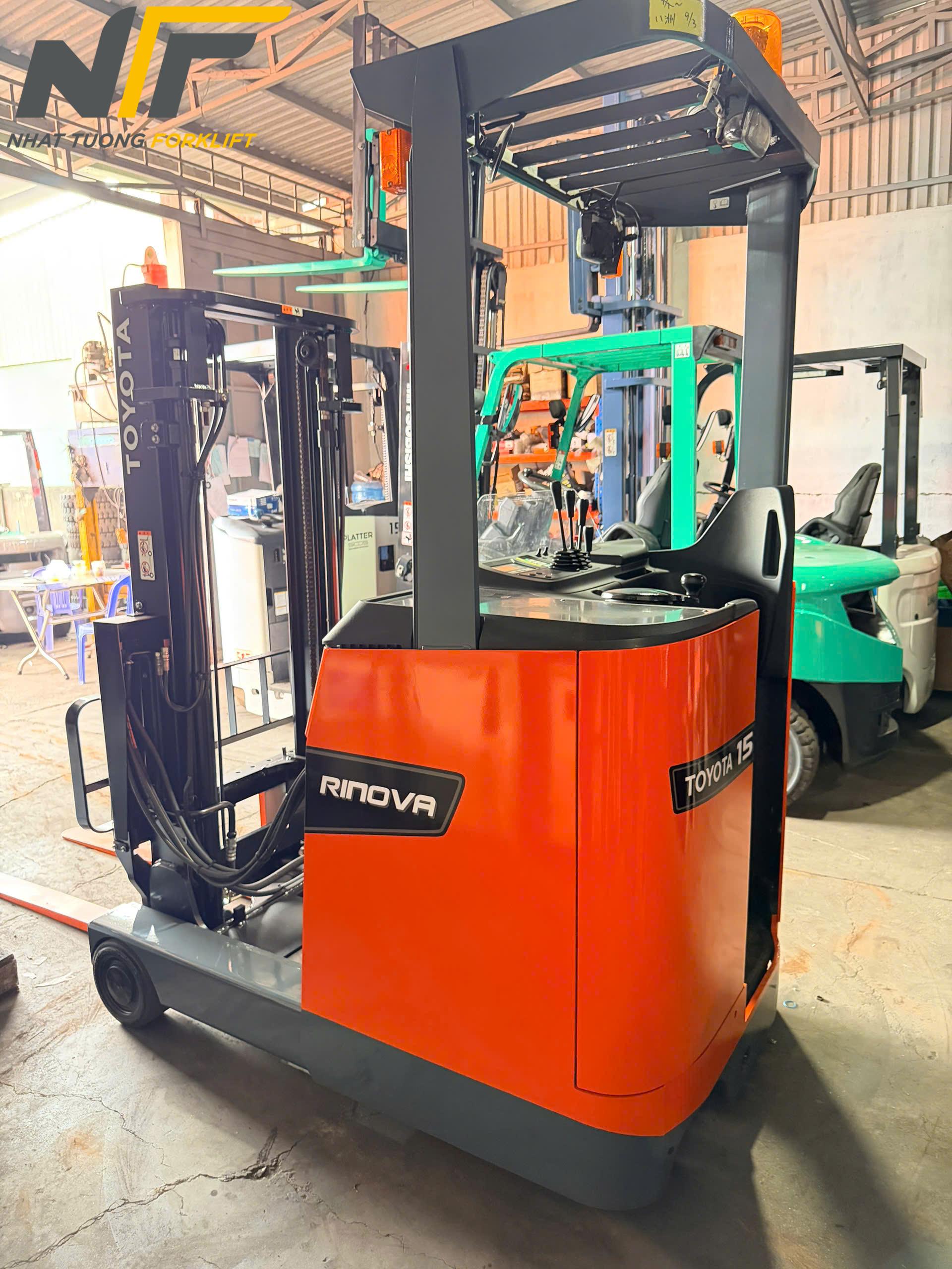 Xe nâng điện đứng lái có phù hợp với mô hình kho nhiều tầng không?