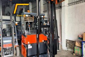Những tính năng an toàn cần lưu ý khi lựa chọn xe nâng điện đứng lái